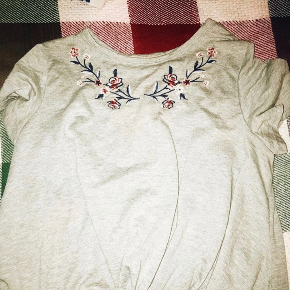 Gray cropped shirt
